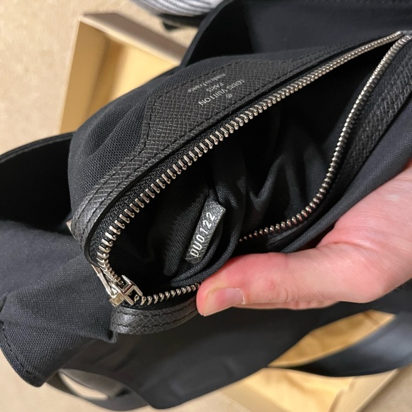 Louis Vuitton - Mens Messenger - Roman - Picture 11 of 13